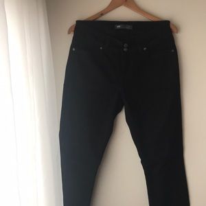 Black Levi’s 529- Curvy